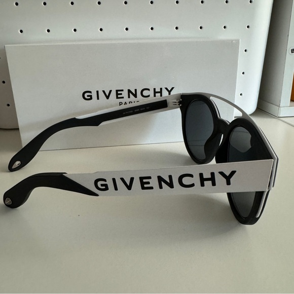 Givenchy Sunglasses Unisex - Picture 3 of 9